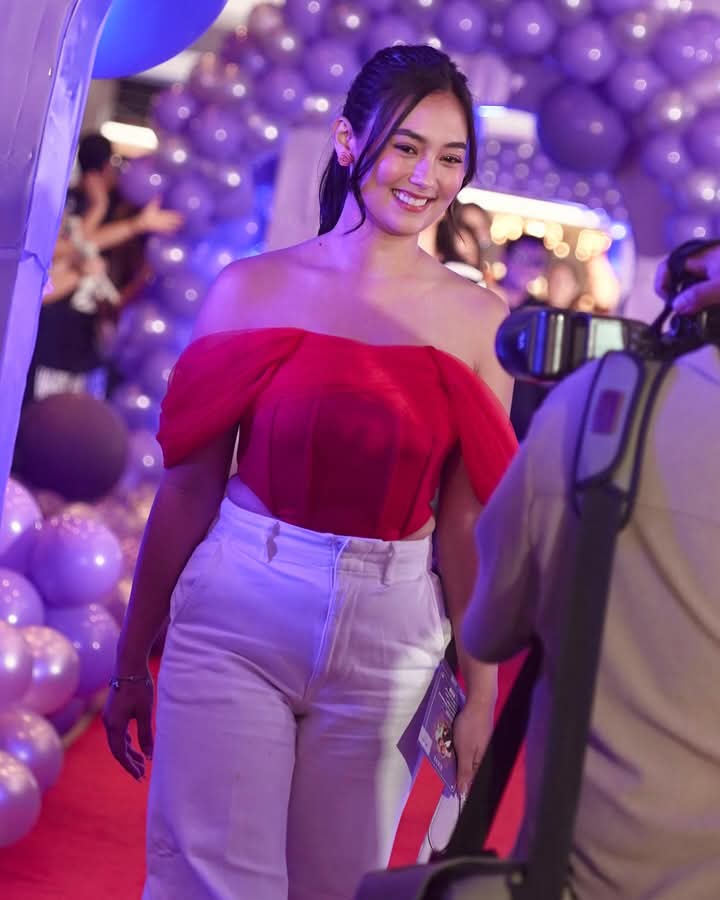 Xsplook1's tweet photo. Kolette and jas ⚡⚡👑👑 #MLWMYDWorldPremiere https://t.co/SrQfRkhNeA