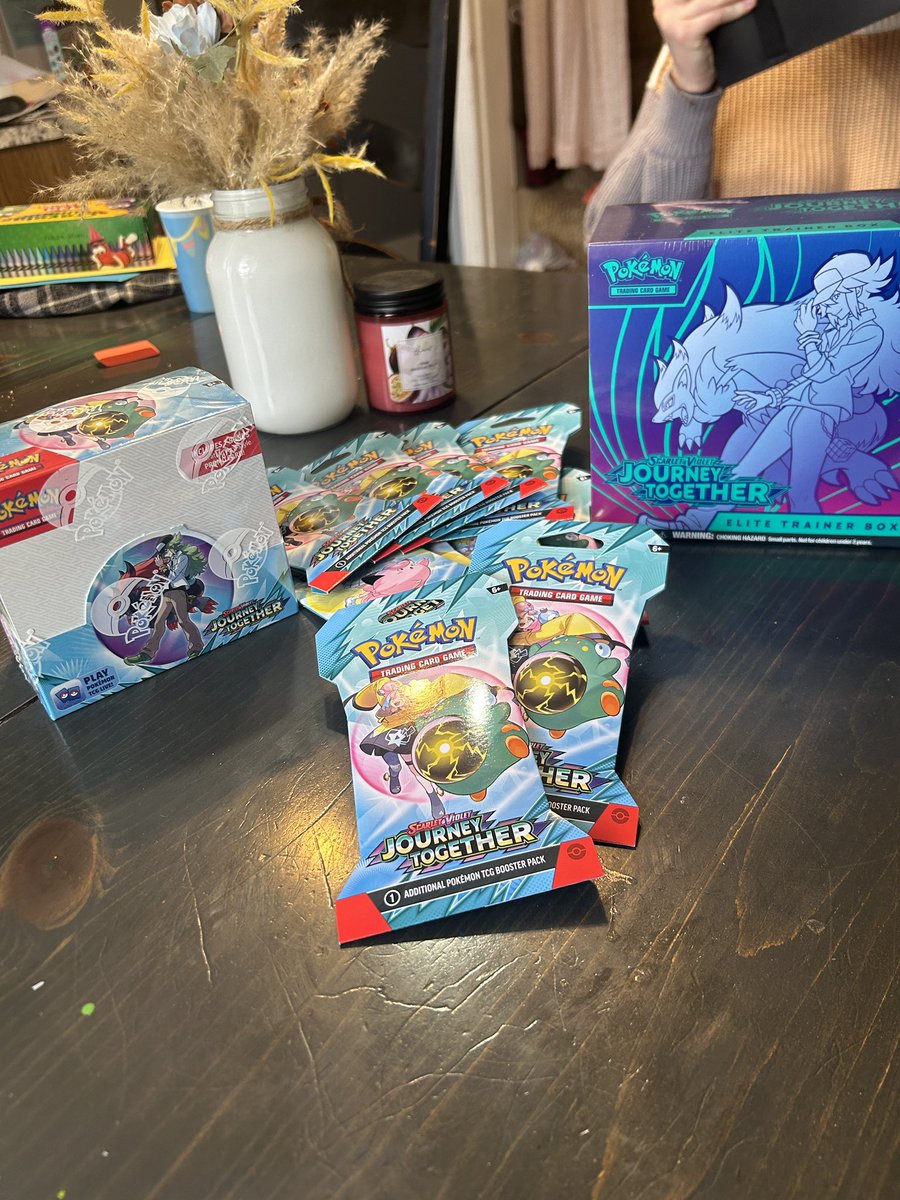 _FLIP's tweet image. 55 packs 0 sir BUT my chase was reshiram and kilowattrel so it’s okay