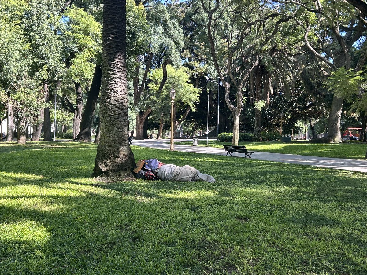 Cabrizeu's tweet photo. @CABAbroken @VecinosCon5633 @jorgemacri @gcba @ibaistrocchi @CominVillanueva @gabimraida @EzeDaglio @claramuzzio @lauritalonso @MHPineiro @BarriodeRetiro @VecinoBien @depropietarios1 @melchor212123 @BasuraDeBA 25 de marzo 2025. Dormidero plaza san Martín. Sigue el baile. La desidia y la inutilidad de los funcionarios. https://t.co/ZaF42iUL3g