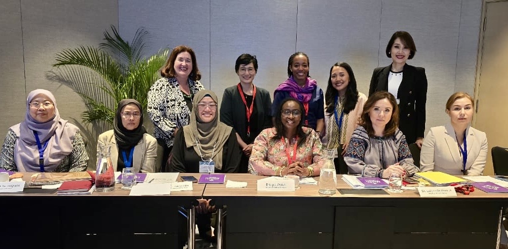🇺🇦🇵🇭🇰🇪🇲🇾🇹🇭🇮🇩🇬🇭 Women legislators from 7 countries gathered to share how they lead on peace, security &amp; defence—often in male-dominated spaces. From wartime lawmaking in Ukraine to peacebuilding in Bangsamoro, read about the powerful dialogue
👉 shorturl.at/fz2Y8