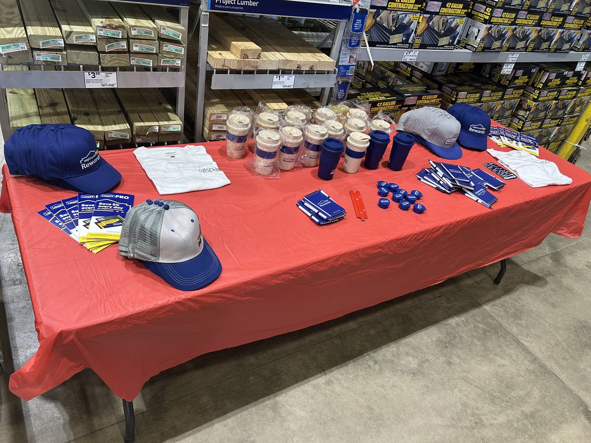 Marietta Lowe’s #1566 fueling up the Pro’s and giving out some pro event swag today. <a href="/CongerJared/">Jared Conger</a> <a href="/JBBailey88/">James Bailey</a> <a href="/DebDearing/">Deb Dearing</a> <a href="/DamonBennettR7/">DBennett</a>
