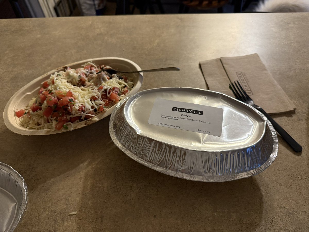 KellyBear172's tweet photo. @ChipotleTweets tell me why in three separate orders (all ordered today), that yall gave us the wrong meat (supposed to be Sofritas). Two were at the same time, fine things get mixed up but the third to be delivered and still the wrong meat? My dad and I are vegetarians 🫠 https://t.co/DqkUsyU8yc