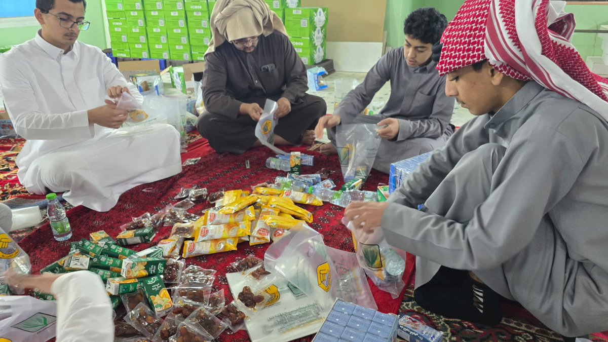 tnmushaiqr's tweet photo. تواصل جمعية التنمية الأهلية بأشيقر
إشرافها على تفطير المسافر بالتعاون مع 
جمعية أشيقر الخيرية @ushaqar
تحت شعار (معاً لخدمة المجتمع) .
حيث يتم توزيع مايقارب ١٧٠ وجبة يومياً على سالكي الطريق والمسافرين .
هذا البرنامج الذي بدأ من عدة سنوات عمل فيه العديد من شباب #اشيقر https://t.co/qalrj5vAvL