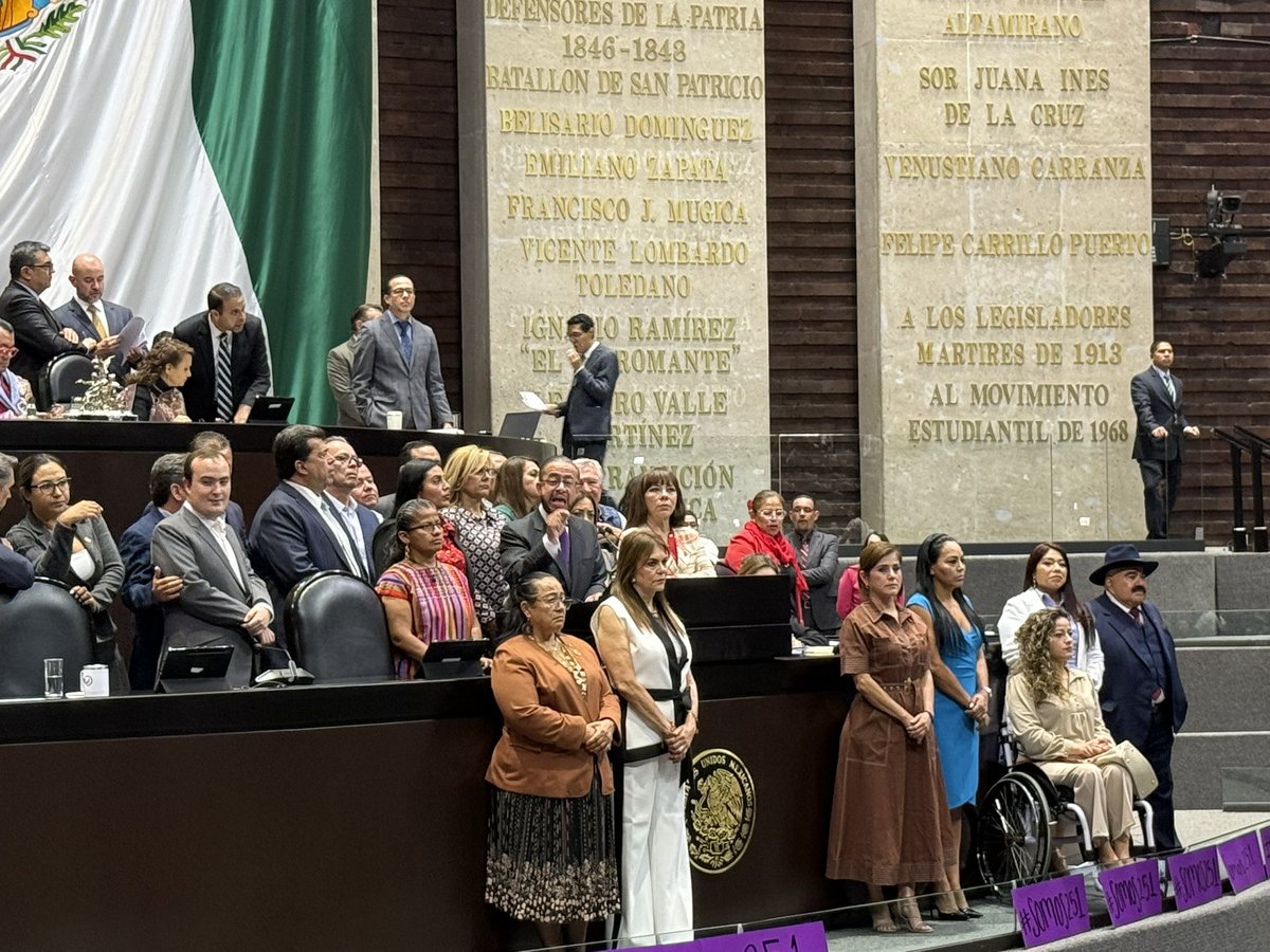Guarden esta foto, estas mujeres de #Morena se subieron a defender que #CuauhtémocBlanco NO sea desaforado para enfrentar las acusaciones por agresión sexual que recaen en su contra.