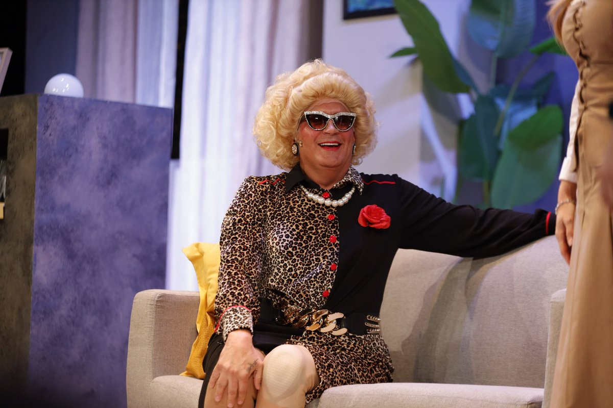 #LaSeñoraPresidenta se estrenó en el Théâtre Daunou de París, en 1981, con el actor Jean-Jacques, en México se presenta con #ArathDelaTorre en el Teatro Royal Pedregal.
📅 Vie 20:00 h sáb 19:00 dom y 17:00 h
🎟️ Taquilla y @ticketmaser_Me
#CarteleraPinPoint #Teatro #VamosAlTeatro