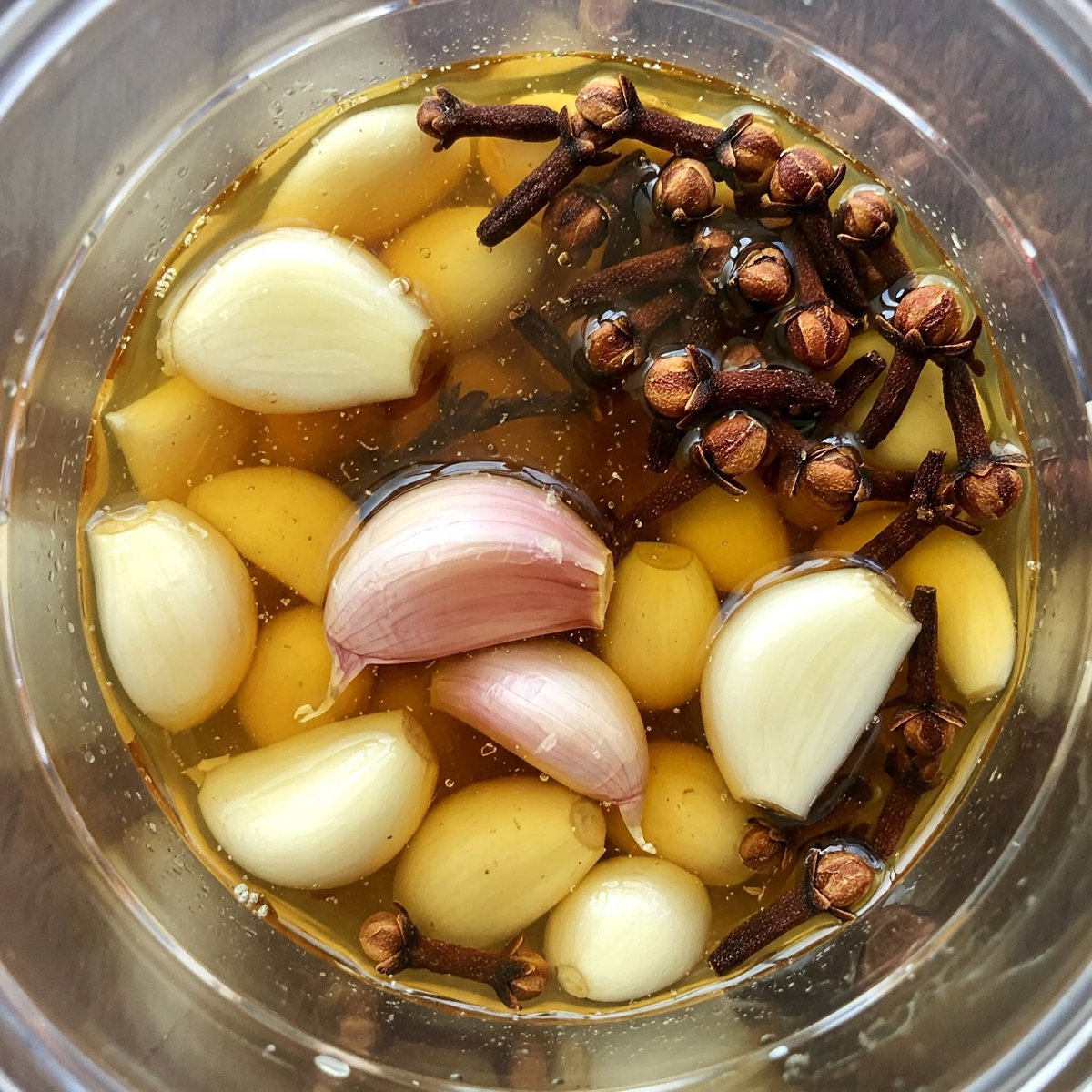 ItsMrHealth's tweet photo. Mchanganyiko Wa Saumu, Asali Na Karafuu — Siri Ya Nguvu Za Kiume..! (Testosterone hormone)

↳ Swaumu (Garlic) → Inasaidia kuongeza mzunguko wa damu, inasaidia kupunguza msongo wa mawazo na kurejesha stamina yako.

↳ Asali (Honey) → Inajulikana kwa kuongeza nguvu mwilini, kuboresha mzunguko wa damu na kuongeza uzalishaji wa testosterone.

↳ Karafuu (Cloves) → Inajulikana kwa kuongeza hamu ya tendo la ndoa, kuboresha stamina na kuimarisha misuli.

PS: Jinsi ya kuandaa na kutumia mchanganyiko kwako, Twende sambamba na UZI...

More:⤵
