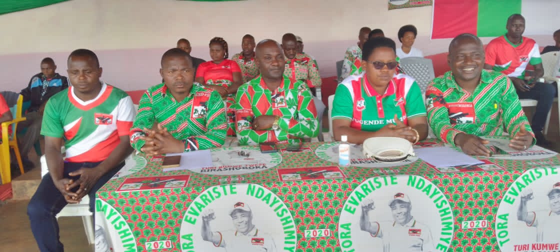 CKarusi73722's tweet photo. #Karusi: Ubuserukizi bw'umugambwe #CNDD_FDD muri komine #Karusi bwagendeye abagumyabanga ba zone #Bugenyuzi kuri uwu wa 25 Ntwarante 2025 kugira baganire n'indongozi uko bokwitwara muri iki gihe twimirije amatora, @CnddFdd ,@CNDD_FDDGitega https://t.co/sggkTwN5Ur