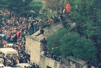 🔴 Şehzadebaşı Camii’nin duvarları, İBB eylemcilerinin işgaline uğradı.  1998
