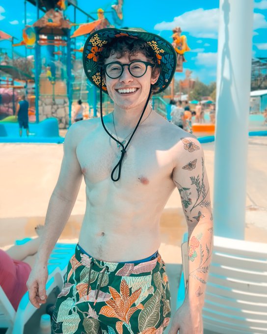 I love waterparks but the sun doesn’t like me https://t.co/WMHL6AgB87