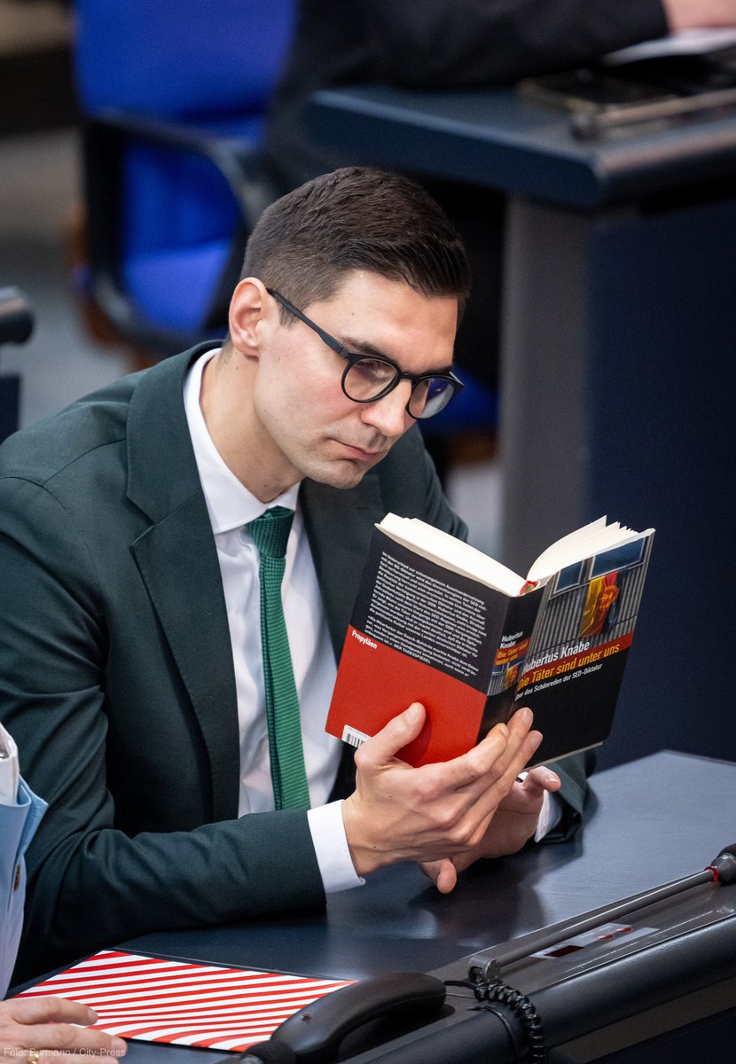 Heute hat sich der Bundestag konstituiert. Leider wird dem Präsidium kein Ostdeutscher angehören. Das halte ich für einen Fehler. Der ehem. SED-PDS Vorsitzende <a href="/GregorGysi/">Gregor Gysi</a> hat eröffnet. Das war schwer zu ertragen. Das Kapitel „Der Fall Gysi“ im 📕 ist dagegen leicht verständlich