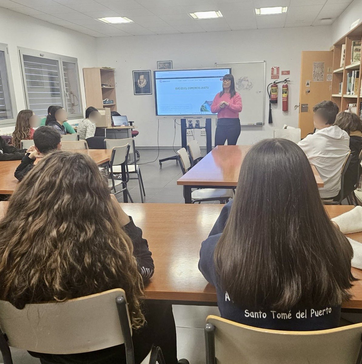 La “Semana de la(s) ciencia(s)” en secundaria se nutre de colaboraciones que siempre son enriquecedoras. La Asociación “Amanecer” ha compartido su conocimiento sobre salud mental y emociones, y la fundación “FABRE” nos ha explicado la base del comercio justo, con un taller lúdico