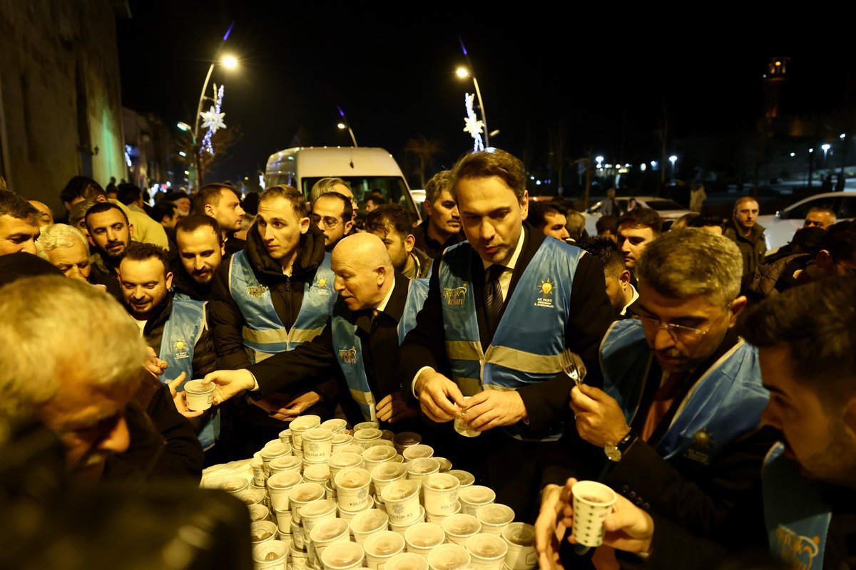 Mübarek Ramazan ayının manevi atmosferinde, Enerji ve Tabii Kaynaklar Bakanımız Sn. Alparslan Bayraktar Bey ile birlikte Teravih namazı sonrası gençlik kollarımızla bir araya gelerek hemşehrilerimize ikramda bulunduk. 

Bu mübarek ay, sadece oruç tutmakla değil, paylaşmakla,