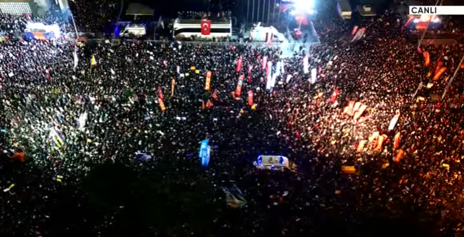 Özgür Özel‘den İstanbul Valisi’ne: 
"Bu meydan boşalmadan herkes evine varmadan CHP milletvekilleri burada olacak, ben de bu otobüsün üstünde olacağım.  Hadi o gazı sık, o plastik mermiyi at bakalım!  Bunu yaparsan senin alnını karışlarım. Yettiniz be, yettiniz!"