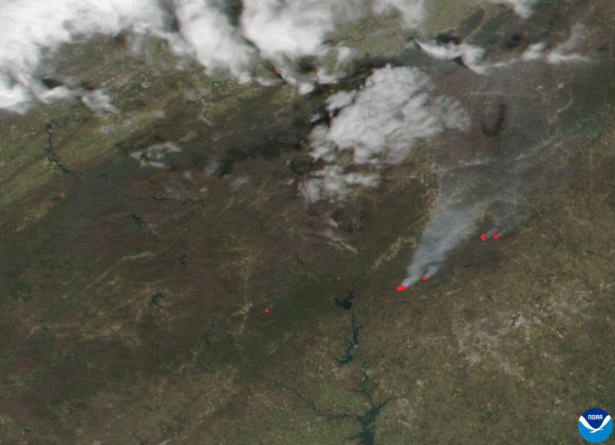 Wildfire smoke, captured by the #VIIRS instrument onboard the NOAA/NASA #SuomiNPP satellite on March 23, 2025, is visible over parts of North Carolina and South Carolina.

The image shows plumes of smoke billowing northeast and red data points indicating active fires.