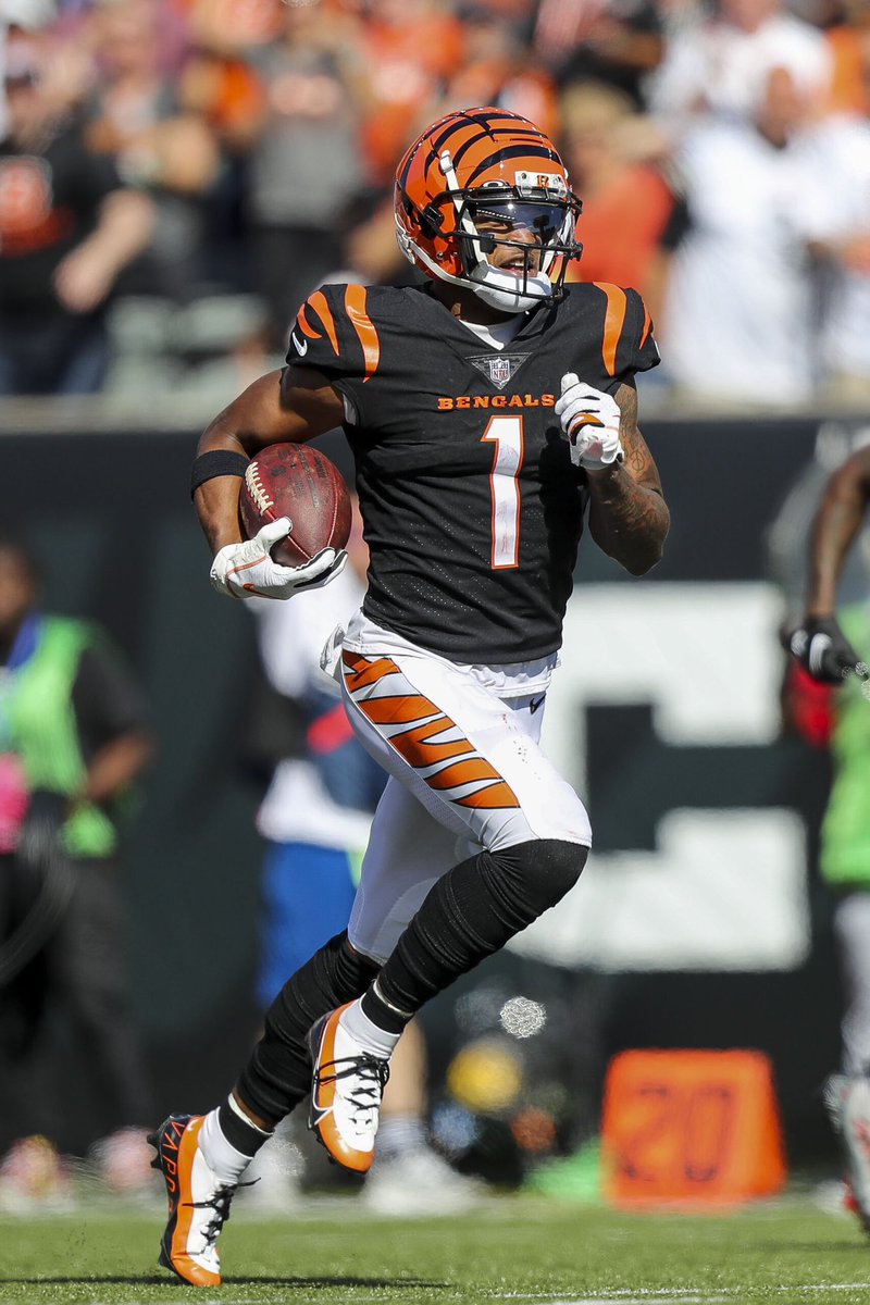 MLFootball's tweet photo. WHO WAS THE BETTER WIDE RECEIVER IN THEIR PRIME…?  
  
JA’MARR CHASE OR JULIO JONES

🧐

Chase best season, : 127 RECs, 1,708 receiving yards, 17 TDs

Julio best season, 2015: 136 RECs, 1,871 receiving yards, 8 TDs https://t.co/7x5cLYIPDH