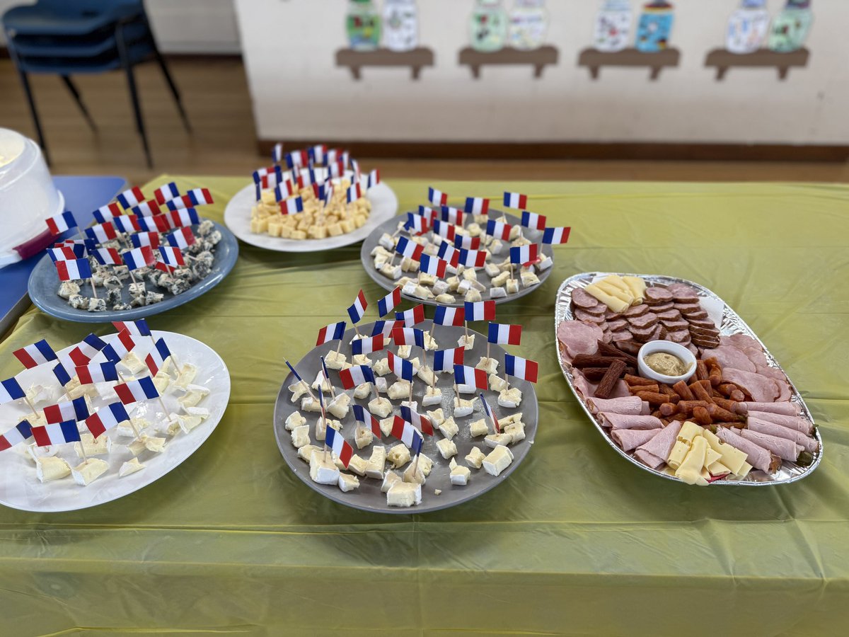 🇸🇪 🇫🇷 🇯🇪🇯🇲🇦🇺🇻🇪🇵🇱🇵🇹 🇷🇴 🇲🇦 🇮🇹 
What better way to end the day than with a multicultural food tasting community event. It was great to see so many families gathering to enjoy food and share traditions from over 15 countries.