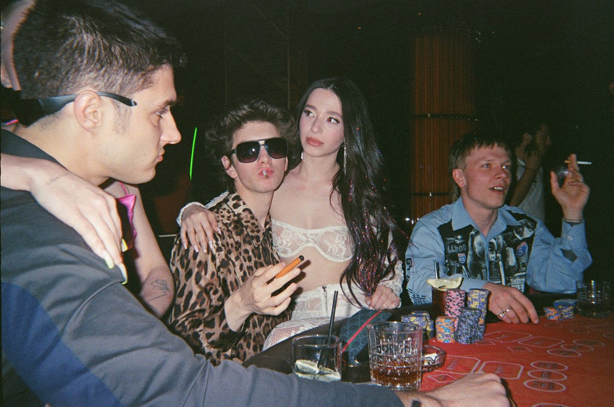 DiscusingFilmRP's tweet image. 🎬 › 𝗗𝗶𝘀𝗰𝘂𝘀𝘀𝗶𝗻𝗴 𝗙𝗶𝗹𝗺 © 𝟚𝟘𝟚𝟝!
𝗠𝗼𝘃𝗶𝗲𝘀 › N͟e͟w͟s͟
𝘁𝗮𝗴: #RPDiscussingFilm

New shooting photos show Ayslin N. Riviere completely immersed in her character, sporting a bold look while walking the streets of Las Vegas @AnoraMovieRP