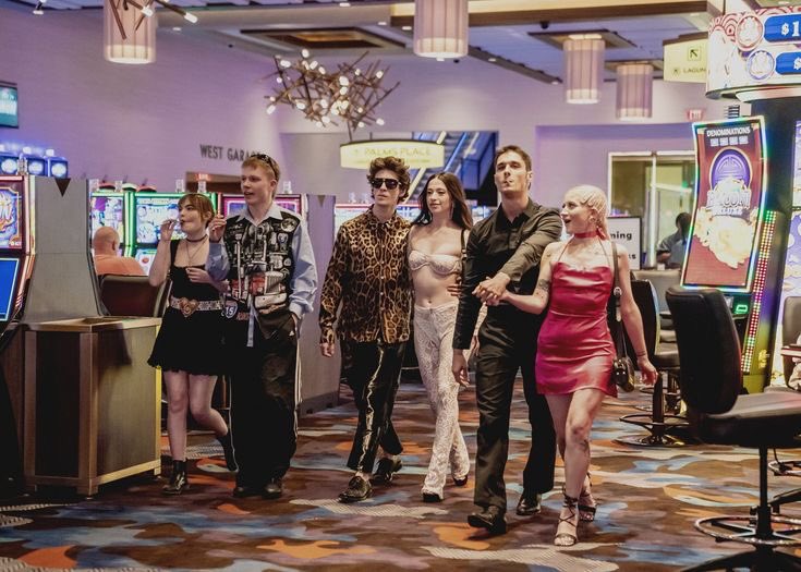 DiscusingFilmRP's tweet image. 🎬 › 𝗗𝗶𝘀𝗰𝘂𝘀𝘀𝗶𝗻𝗴 𝗙𝗶𝗹𝗺 © 𝟚𝟘𝟚𝟝!
𝗠𝗼𝘃𝗶𝗲𝘀 › N͟e͟w͟s͟
𝘁𝗮𝗴: #RPDiscussingFilm

New shooting photos show Ayslin N. Riviere completely immersed in her character, sporting a bold look while walking the streets of Las Vegas @AnoraMovieRP