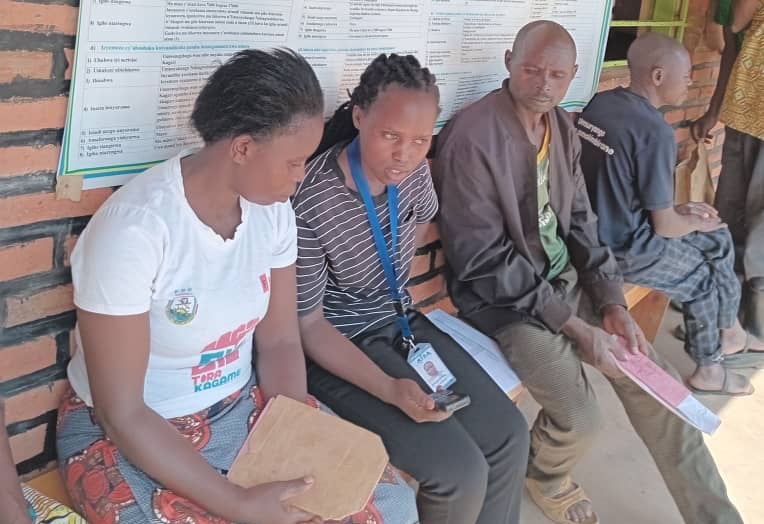 da_nyagatare's tweet photo. Kwigisha abaturage ikoranabuganga bikomeje kubabera byiza kuko ubu service nyinshi ubu bitakibasaba kuva mu rugo bajya kuzisaba 

Ubukanguramba bwo burakomeje kandi ubumenyi bwibanze bukomeje gutangwa

@RISARwanda 
@RwandaICT 
@RwandaEast 
@PudenceR 
@NyagatareDistr 
@Gasanastep https://t.co/BnQW5K8JCZ