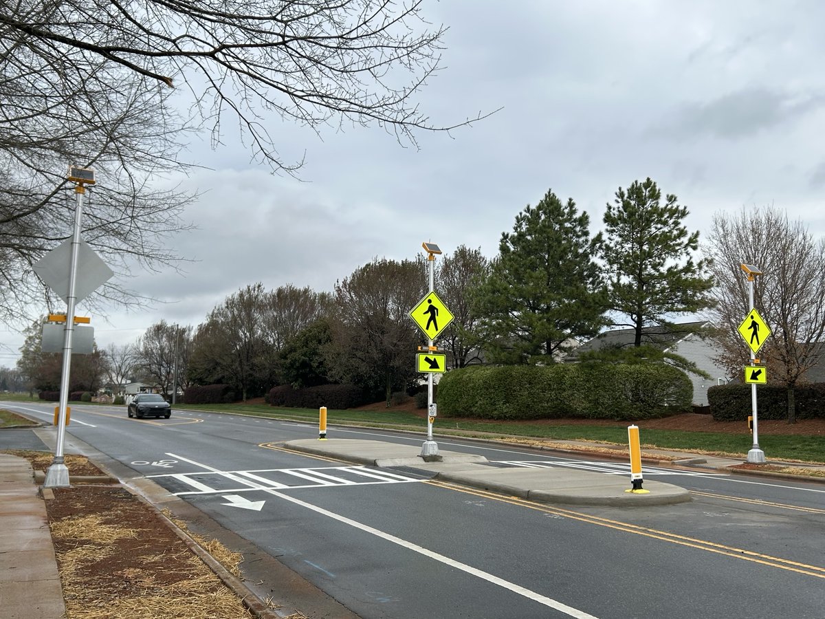 A new Rectangular Rapid Flashing Beacon is activated on Hucks Road near Hucks Landing Drive. Projects like this support our #VisionZero efforts. Travel safely!

Learn more about Rectangular Rapid Flashing Beacons:
English: cltgov.me/RRFBeng
Spanish: cltgov.me/RRFBspan