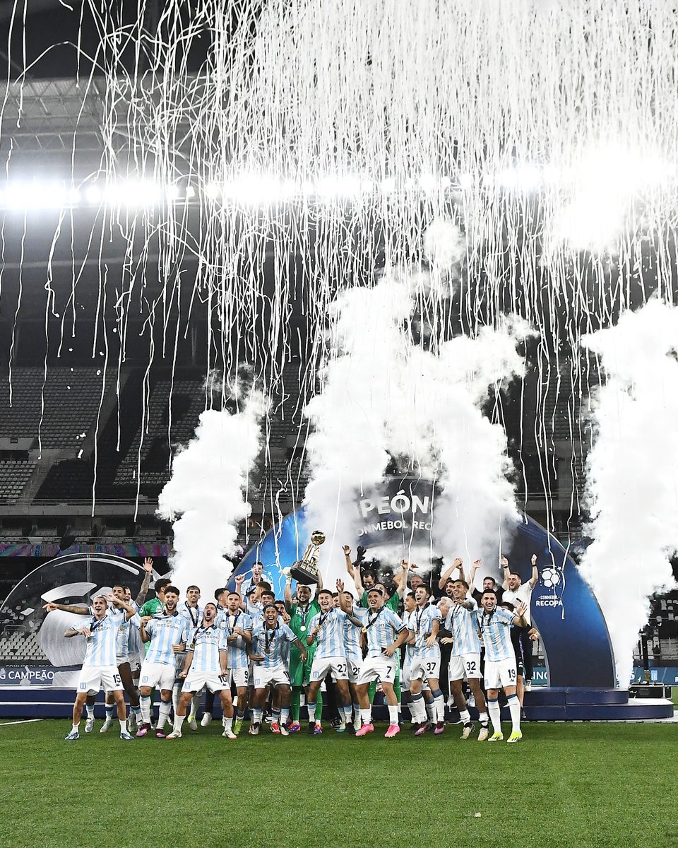 ConmebolRecopa's tweet image. 🎉🏆 ¡Carnaval de @RacingClub en Rio de Janeiro!
🔙 A un mes de la CONMEBOL #Recopa que conquistó el equipo de Gustavo Costas.