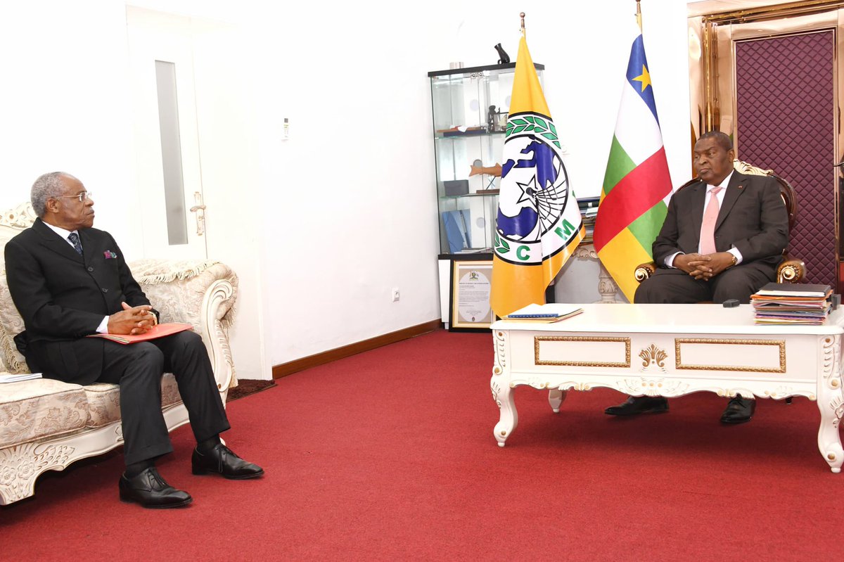 FA_Touadera's tweet photo. J’ai reçu hier après-midi à Bangui M. Baltasar Engonga Edjo’o, Président de la Commission de la CEMAC, pour une réunion de travail sur la prochaine Conférence des Chefs d’État. Nous poursuivons nos efforts pour renforcer l’intégration et la coopération régionale. https://t.co/TBETFaTkXU
