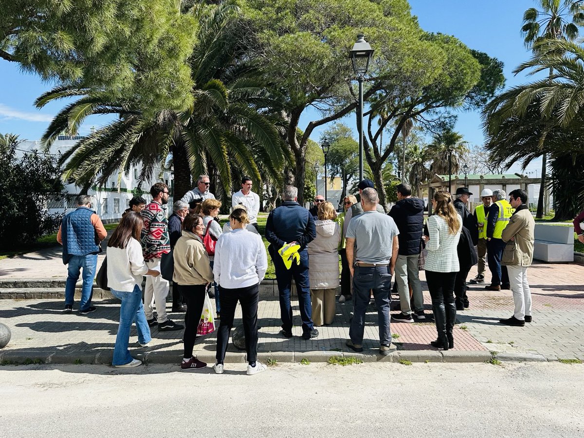 ElPuerto's tweet photo. 🏗️ El alcalde, @GermanBeardo, se reúne con los vecinos de la Barriada de la Playa y visita la obra del Tanque de Tormentas

En el encuentro, el alcalde informó a los vecinos de que la obra estará concluida a finales de año.

#ElPuerto #Obras #APEMSA https://t.co/2dB3UYTy58