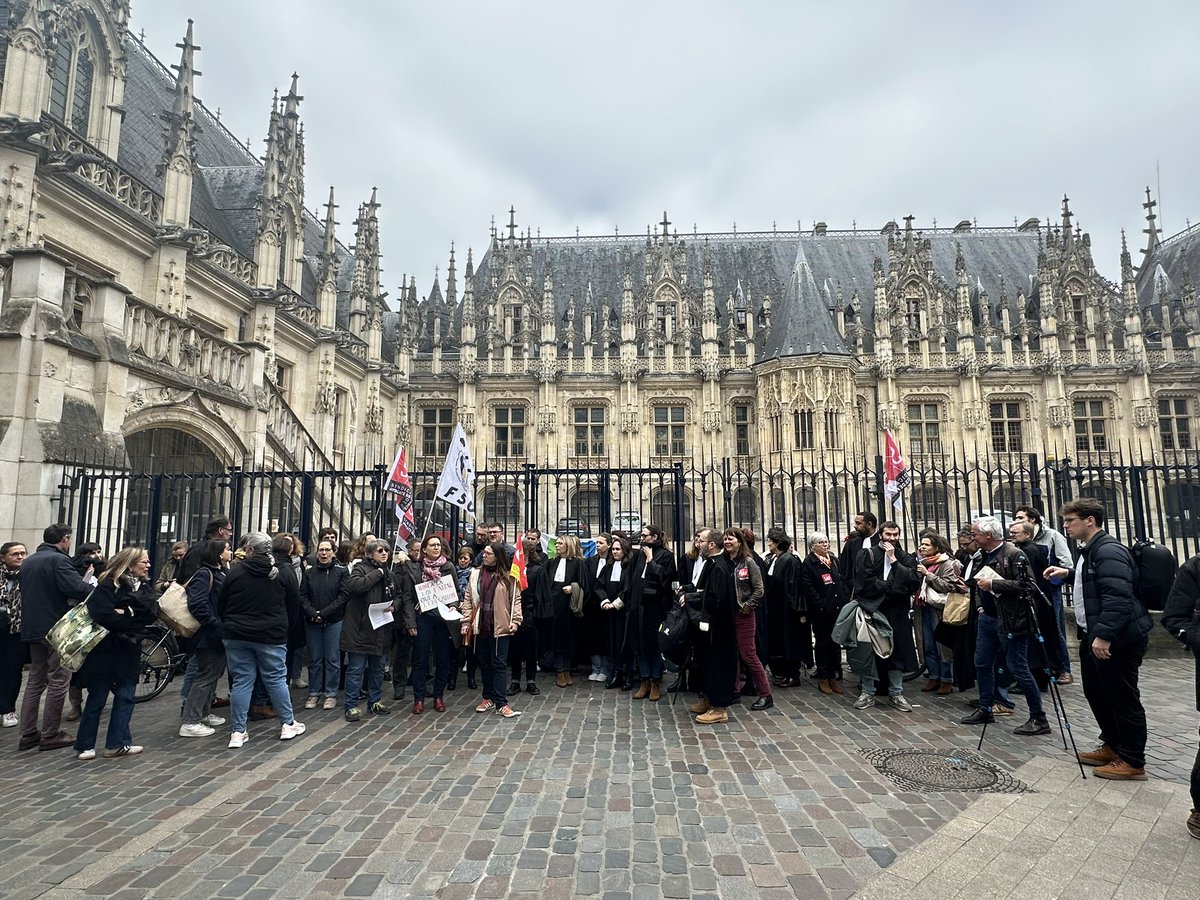 palais_au's tweet photo. Manifestation rouennaise des intervenants de la Justice - magistrats, greffiers, PJJ, avocats - contre le projet de réforme de la Justice des mineurs et pour obtenir enfin des moyens dignes pour la juridiction des mineurs. https://t.co/q8ix8Tlywu