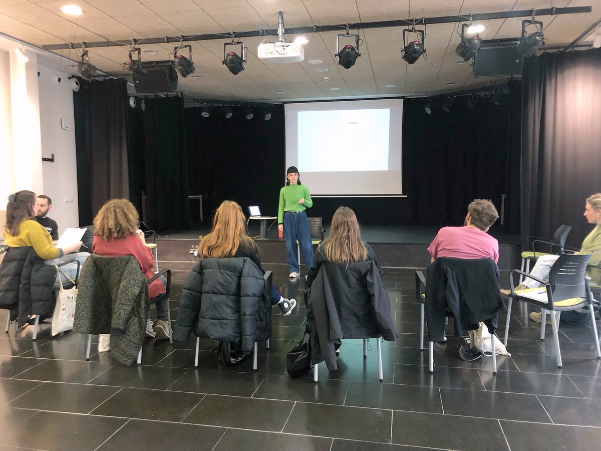 La Marfà (@lamarfamusica) on Twitter photo Aquesta tarda hem fet la segona i darrera sessió del curs “La cançó: fons i forma” amb la <a href="/clarafdols/">Clara Fiol Dols</a>, que ens ha compartit la seva experiència a l’hora de fer cançons, tant les que fa per encàrrec com les que fa per gust.
#ClaraFiol #FundacióPrudenciBertrana #lacançó #laMarfà Aquesta tarda hem fet la segona i darrera sessió del curs “La cançó: fons i forma” amb la <a href="/clarafdols/">Clara Fiol Dols</a>, que ens ha compartit la seva experiència a l’hora de fer cançons, tant les que fa per encàrrec com les que fa per gust.
#ClaraFiol #FundacióPrudenciBertrana #lacançó #laMarfà