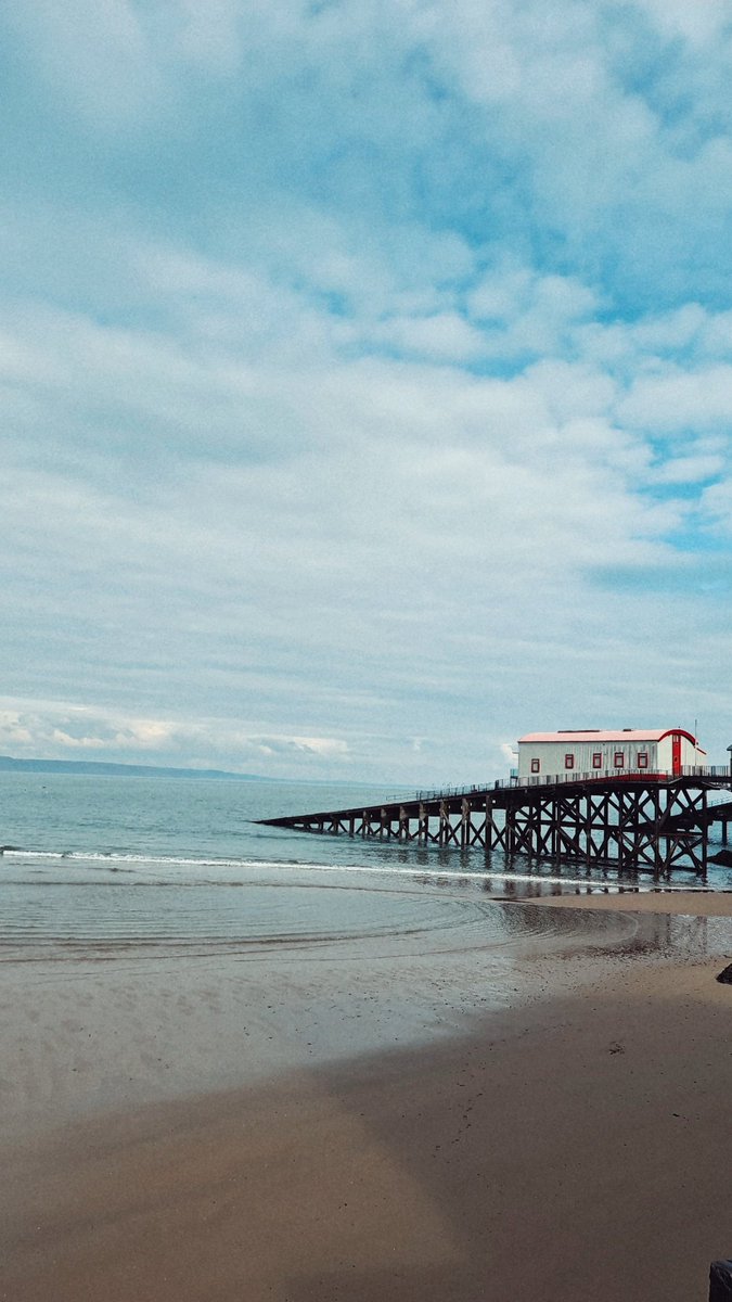 Diolch am gael ni Y Lle Da | The Good Place Festival! Absolutely gorgeous time in Tenby over the weekend. Beautiful music and beautiful people! 💖

Next up <a href="/FocusWales/">FOCUS Wales</a> May 10th!