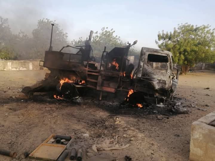 aboubacarybarma's tweet photo. #BassinLacTchad #FMM
Dans la nuit du 24 au 25 mars, des soldats nigérians et camerounais de la Force Multinationale Mixte(#FMM) ont été pris pour cible par des terroristes de l'#ISWAP), une faction dissidente de Boko Haram à #Wulgo, État frontalier de #Borno (#Nigeria). https://t.co/aPukkawIxk