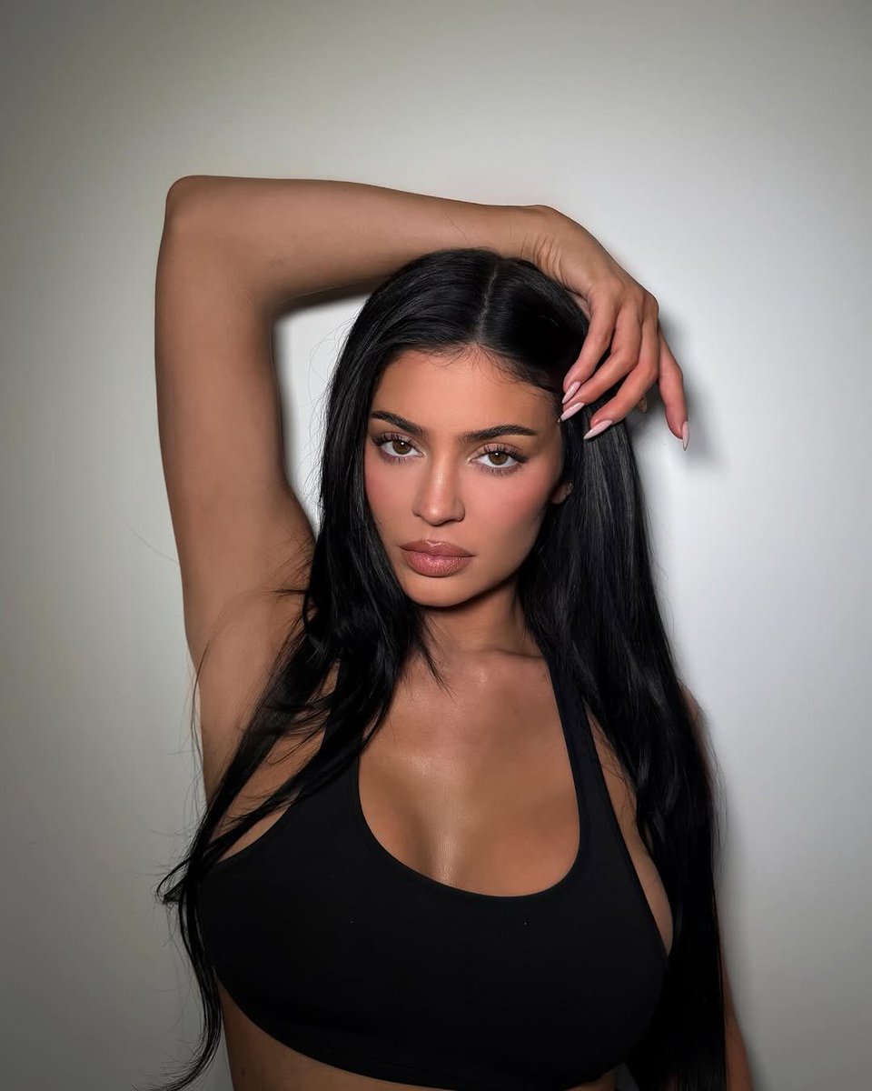 Kylie Cosmetics (@kyliecosmetics) on Twitter photo kylie's glam details ✨ get the look at kyliecosmetics.com and <a href="/ultabeauty/">Ulta Beauty</a>:
power plush concealer - 4c and 4.5wn
natural blur powder foundation - 5n
classic matte palette
kylash volume mascara
powder blush stick - make him blush
precision pout lip liner - cappuccino
tinted kylie's glam details ✨ get the look at kyliecosmetics.com and <a href="/ultabeauty/">Ulta Beauty</a>:
power plush concealer - 4c and 4.5wn
natural blur powder foundation - 5n
classic matte palette
kylash volume mascara
powder blush stick - make him blush
precision pout lip liner - cappuccino
tinted