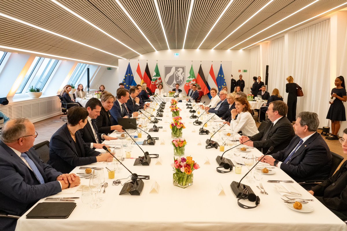 Nordrhein-Westfalen ist für die Niederlande ein wichtiger Partner und Geschäftspartner. Über unsere gemeinsame Grenze hinweg, die sich von Overijssel bis Südlimburg erstreckt, arbeiten wir eng zusammen. In Düsseldorf kamen heute Delegationen unserer Regierung und der von MP