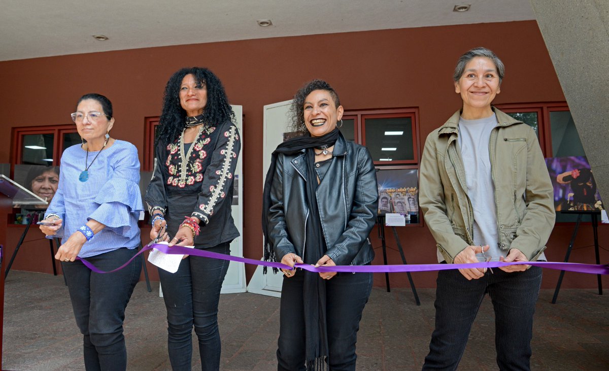 Las fotoperiodistas nos muestran mujeres que luchan por sus derechos: contra la violencia feminicida, por la autonomía de sus cuerpos y otras formas de violencia, afirmó la Ombudsperson capitalina, Nashieli Ramírez, en inauguración de #LenteSorora 💜📸 #DíaNaranja 🧡