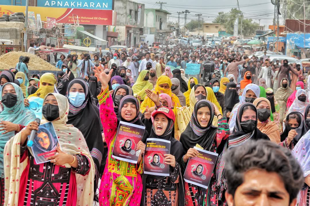 SabihaBaloch_'s tweet photo. ڈاکٹر ماہرنگ بلوچ اور بیبو بلوچ کے ساتھ جیل میں ناروا سلوک کیا جارہا ہیں، 3MPO کے باوجود انہیں سیاسی قیدیوں جیسا سلوک میسر نہیں۔جیل انتظامیہ کے وہ افراد جو اپنے رہبروں سے صحیح سلوک کرنے لگے انہیں بھی برطرف کیا گیا ہے۔ 
بیبرگ بلوچ معذور ہے، انہیں کمر سے معذور ہونے کے وجہ سے Atonic Bladder کا سامنا ہے جس کے لیے انہیں مسلسل میڈیکل کئیر کی ضرورت ہے، روزانہ کیتھٹر کی وجہ سے انہیں چند روز قبل رزسسٹنٹ یو ٹی آئی کی وجہ سے 15 روز ہسپتال میں ایڈمٹ تھے، ان حالات کے باوجود بیبرگ کو نا صرف غیر قانونی گرفتار کیا ہے بلکہ 4 دنوں سے ضمانت کو ٹال مٹول کیا جارہا ہے
سمی بلوچ کو آج ہائیکورٹ سے رہائی ملتے ہی ایک مرتبہ پھرغیر قانونی طور پر جیل کیا گیا۔ 
اسکے علاوہ دیگر سینکڑوں مظاہرین بغیر کسی جرم کے اب بھی کوئٹہ و کراچی میں جیل ہیں جن کے لیے ضمانت کے کاغذات جمع کئے جاچکے ہیں جبکہ درجنوں کا ابھی تک کوئی سراغ نہیں کہ وہ کس جیل میں ہے
اور ان تمام مظالم کے باوجود اب بھی بلوچ قوم کو خاموش نہیں کراسکے ہیں اب بھی بلوچ قوم اپنے اوپر مظالم کے سامنے بر سر احتجاج ہے خاران، خضدار، گوادر، ڈھاڈر، نوشکی، تربت، پنجگور، مستونگ، اوستہ محمد، چارسر، اور حب میں آج بھی بلوچ سڑکوں پر اپنی آواز بلند کرتے گئے، وہ ریاست کے تمام مظالم کا حساب مانگنے ریاست کے ناجائز خوف کے حصار کو توڑ کر جوک در جوک نکلے، یہی ہماری سچائی کا ثبوت ہے، یہی ہمارے جدوجہد کا محور ہے۔ آج بی وائی کے مرکزی قیادت کا قید بند ہونا تکلیف دہ ضرور ہے مگر قوم کے حوصلے اب بھی بلند ہیں اور انہی بلند حوصلوں سے زنجیریں ٹوٹینگے، ہماری ساتھیوں سمیت ہم ہر بلوچ کو ان زندانوں سے نکال لائینگے جو اس ریاست کے زندانوں میں قید ہے، ہماری قوم کے حوصلے ہماری فتح کی نوید ہے
سہب ننائے
#NoToPakistansTyranny