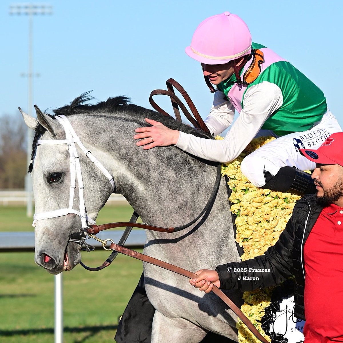 blindadosalas1's tweet photo. #Hipismo #EnElTintero El pasado sábado en #TurfwayPark FINAL GAMBIT 🇺🇸 fue un vendaval desde los 600 finales y se llevó el #JeffRubySteaks (Gr.3) con el polémico LUAN MACHADO 🇧🇷 luciendo los colores del #Juddmonte BRAD COX fue su entrenador. Con 100 pts. está en el #KentuckyDerby https://t.co/eaY75DaCCJ