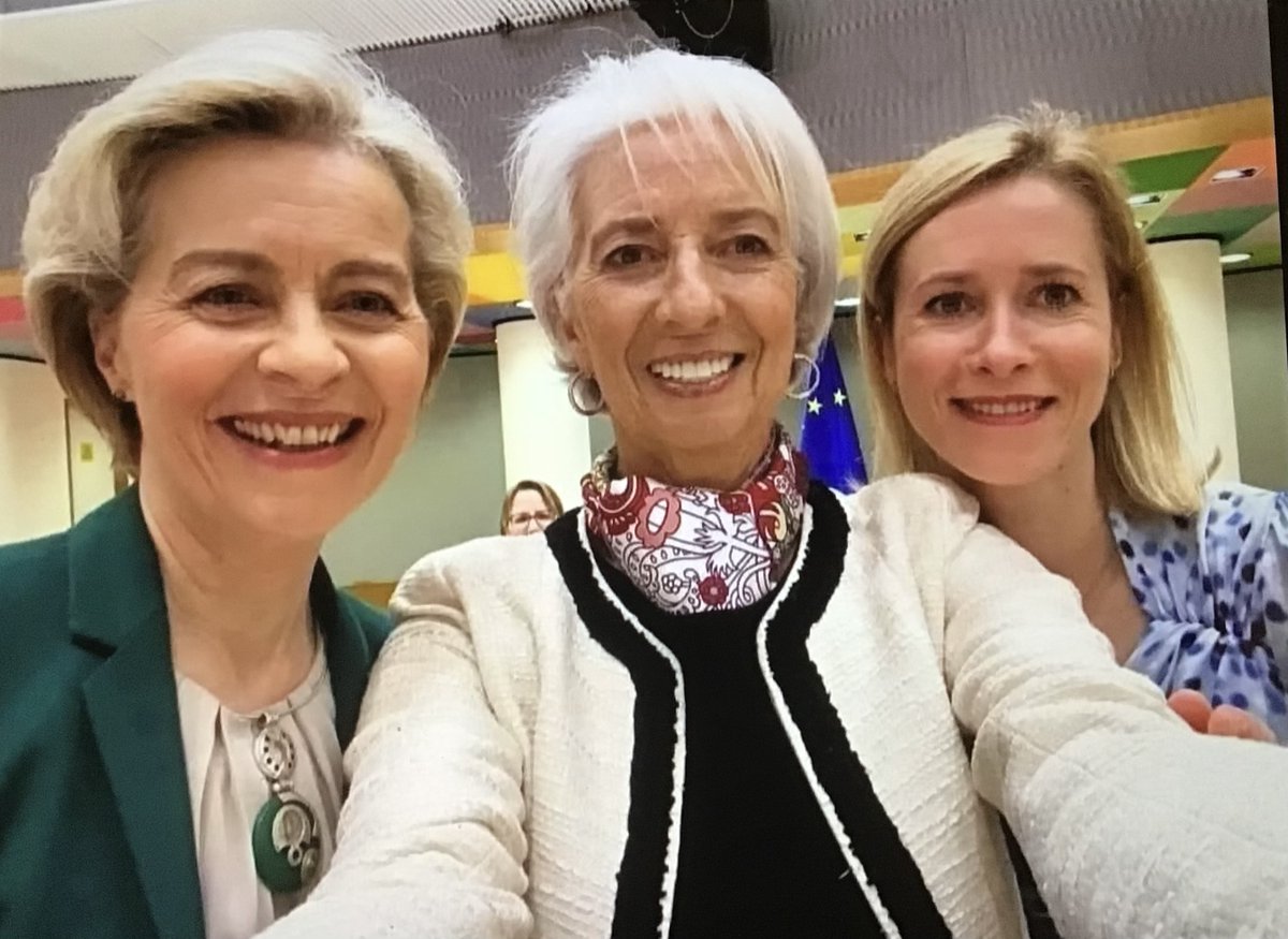 Er zijn van die momenten dat ik God op mijn blote knieën bedank dat ik homo ben.