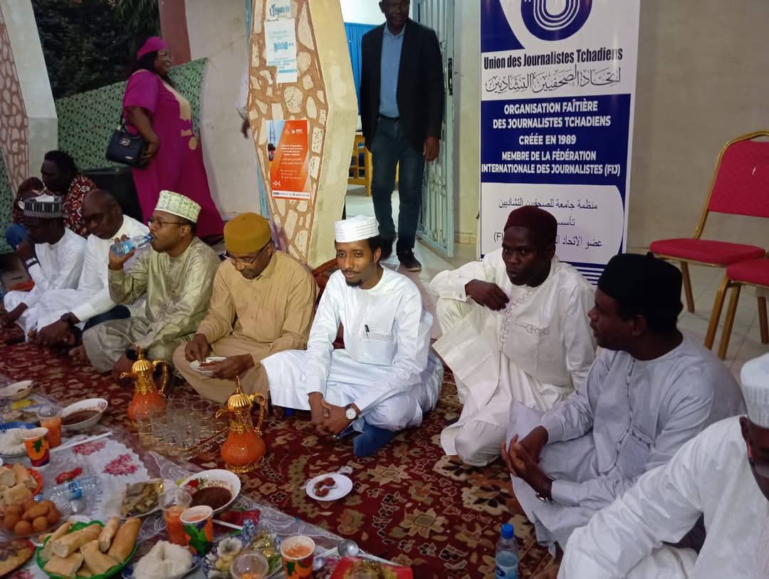 tchadinfos's tweet photo. L'Union des #journalistes tchadiens (#UJT) a organisé ce mardi 25 mars à la Maison des médias une rupture collective du jeûne pendant ce mois de ramadan. Cet #iftar a réuni de nombreux journalistes et anciens journalistes. Le ministre de la Communication, porte-parole du gouvernement, Gassim Cherif était également présent. #Tchad