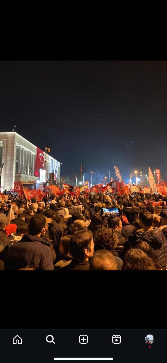 YesilDidem's tweet photo. Biz istiyoruz ki bu memlekette yapılan her iş, üç beş kişinin çıkarına değil , bu toprakları dolduran milyonların yararına olsun.! Karanlığa,zulme,baskıya boyun eğmeden yaşamanın gururu bize bir ömür yeter.. 
#AdaletPeşinde 
#saraçhane https://t.co/17wzmNiZnM