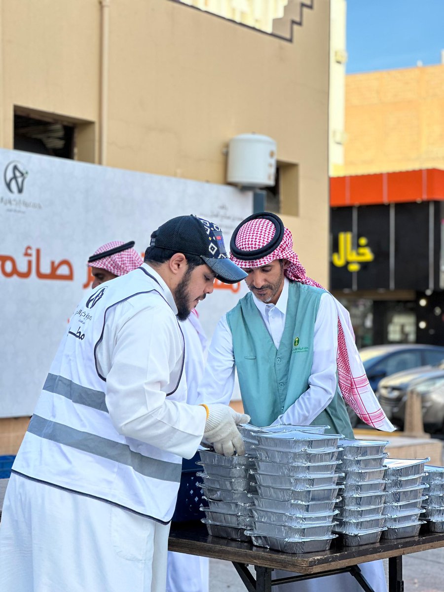 شارك مكتب وزارة البيئة والزراعة والمياه بمحافظة الرس بالتعاون مع جمعية إكرام النعم في تجهيز وتوزيع وجبات الإفطار على الصائمين هذا اليوم .
<a href="/MEWA_KSA/">وزارة البيئة والمياه والزراعة</a>