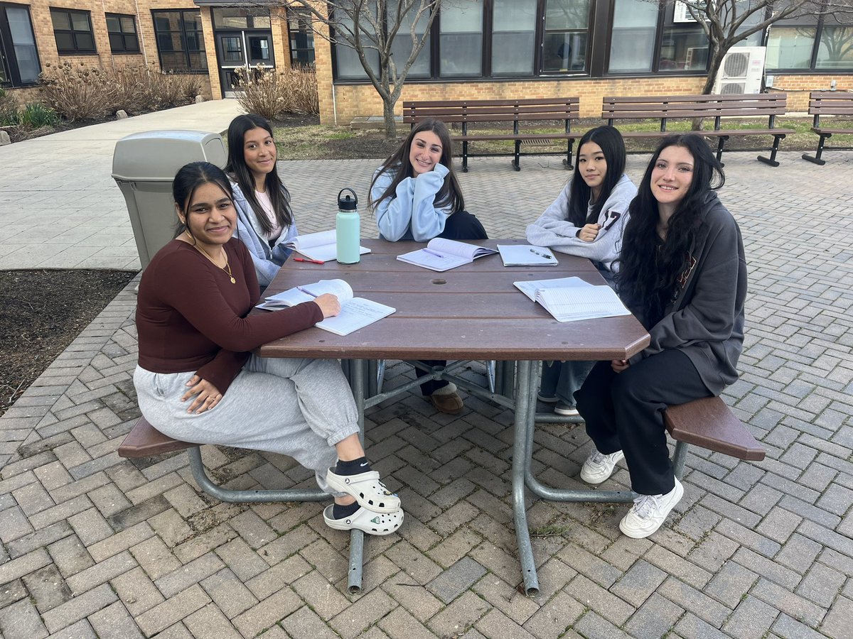 TeachyKeane's tweet photo. Took a trip to nature’s classroom today to write some haikus 🌱✍🏻 #WeAreBethpage https://t.co/dC3UOdHNHV