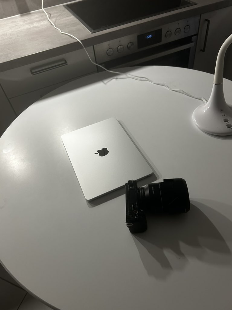 I just received my MacBook Air and I will now try to get used to MacOS 

I got myself 7 days off and a vacation just so that I can fully concentrate on Design

I am beyond excited 🥳