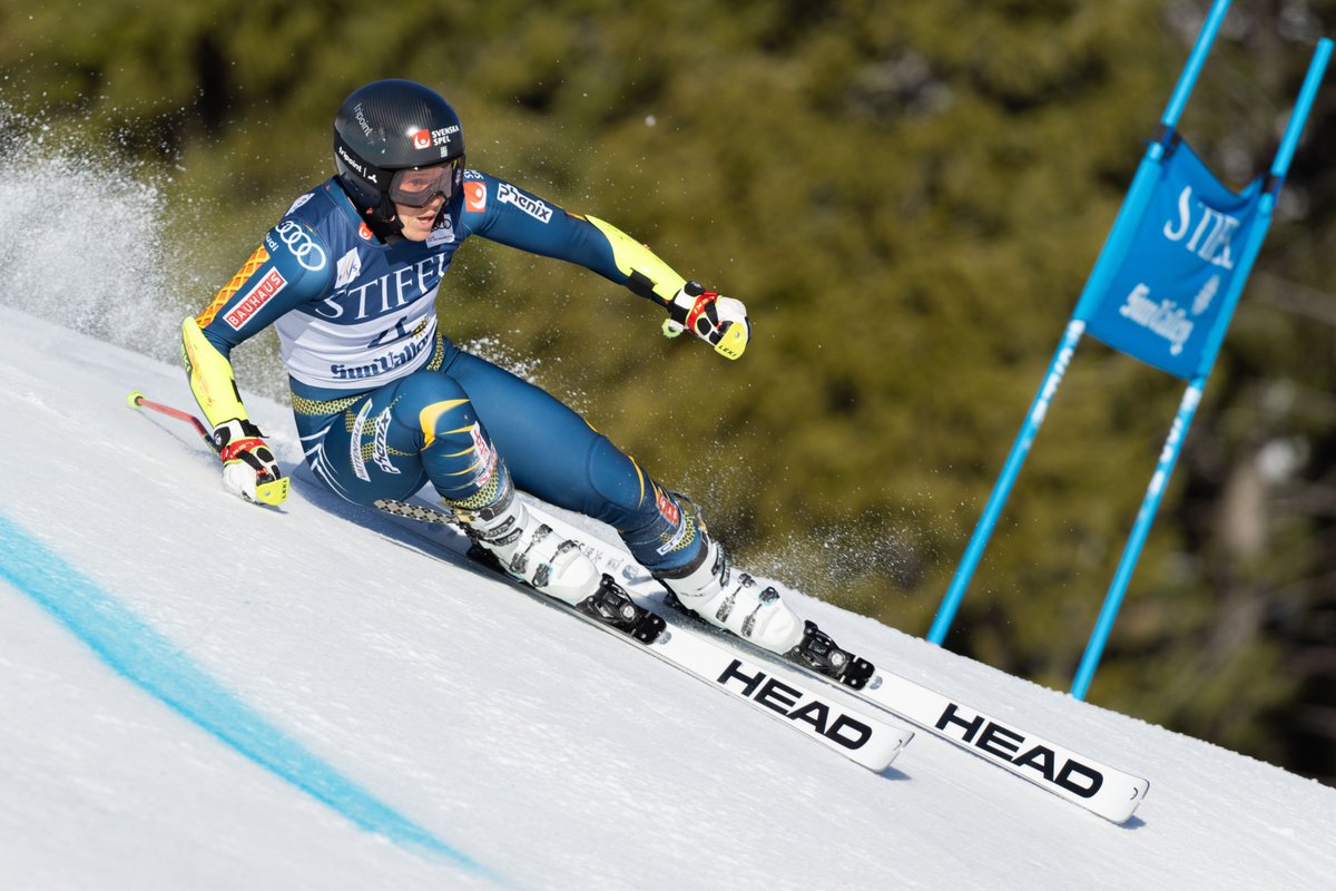 After her phenomenal Super G run on Sunday, Lara Gut-Behrami shines again and wins the last WC GS of the season with Sara Hector joining her on the podium as third. In the GS WC Sara also takes 3rd.