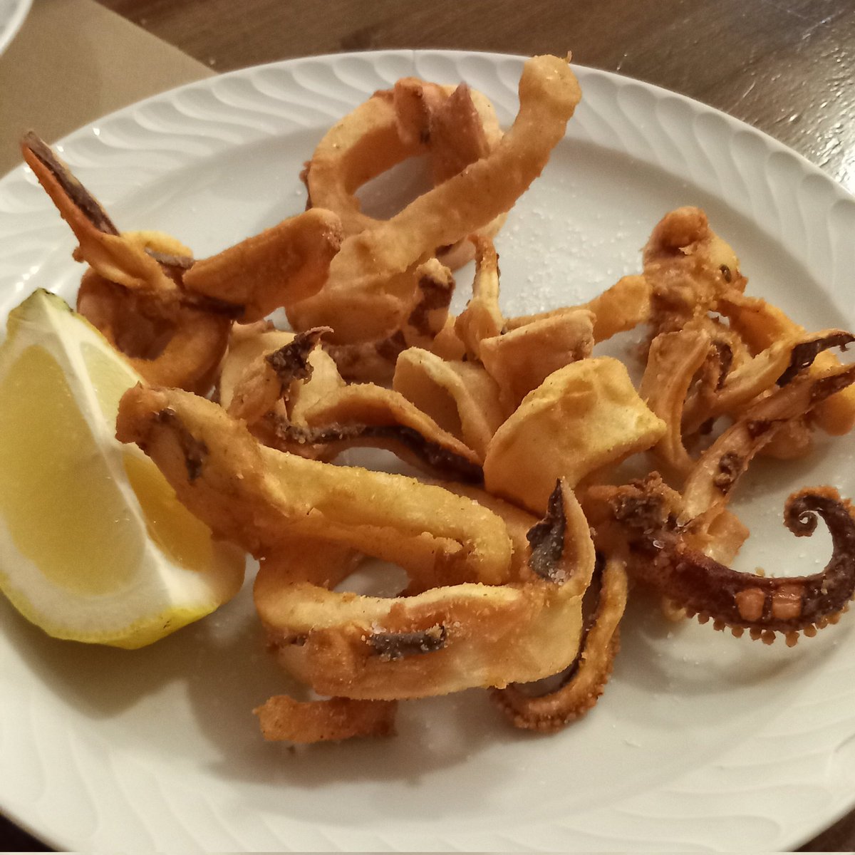 PepGranellTrave's tweet image. Buenas noches,mañana más.
Agua a manta y fruta para engañar al cuerpo esta noche🫣😉🍷🥳
*Escalivada y Mojama 
*Mejillones (para comer 1 kg y mojar la salsa
*Calamar rebozado (extraordinario)
*chuletas de lechal🐑
#Castellón #Magdalena25 #restaurante #gastrolovers #vacaciones