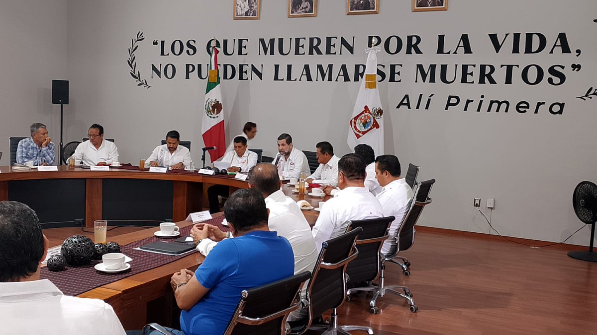 En su visita de trabajo por Oaxaca, nuestro presidente nacional, Luis Méndez Jaled <a href="/lmendezjaled/">Luis Méndez Jaled</a>, se reunió con el gobernador de ese estado <a href="/GobOax/">Gobierno de Oaxaca</a>, Salomón Jara Cruz <a href="/salomonj/">Salomón Jara Cruz</a>, con quien se trataron temas de interés común para los constructores y el gobierno, buscando siempre