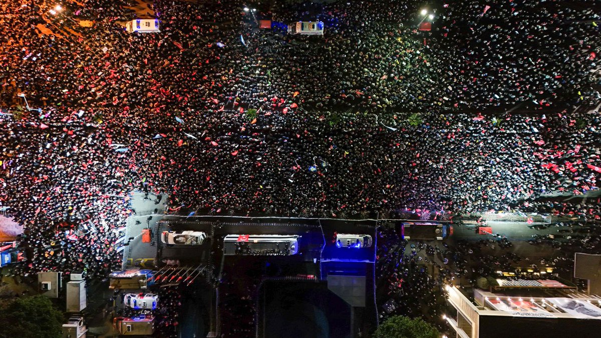 HOŞ GELDİNİZ
(...)
kardeşler
sevdiğinizi bir elmanın yarısı olup sevmediyseniz
                                              seveceksiniz
kalbinizin denizleri birbirinin yatağına gürültüyle 
                                                                          girmediyse