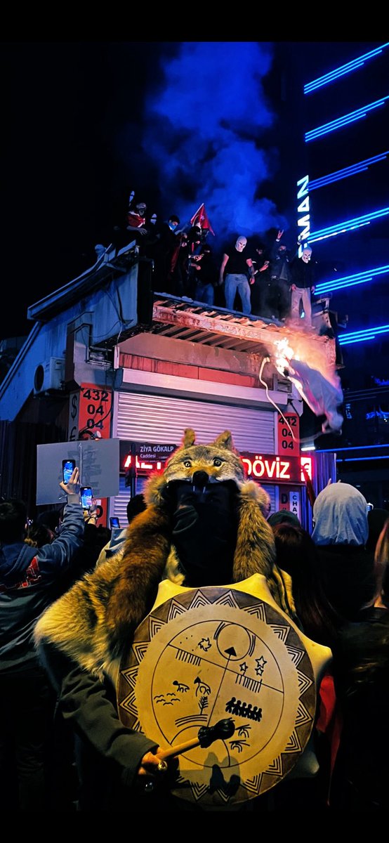 Kurt postu ile şaman davulu ile bir Türk genci, arkada ise apoyu asan Türk gençleri… Çok ikonik bir fotoğraf🇹🇷