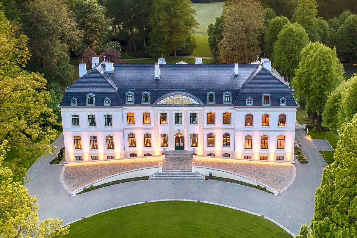 RuleProperties's tweet image. traveltuesday ✨

90 🛌 | 1 full 🛁 | 185 acres | $199,805,595

Other Schleswig Holstein, Schleswig-Holstein, 23758 Germany

Listed by: LIV Sothebys International Realty

ow.ly/VQQp50Vo2SB for the full property tour!

#RuleProperties