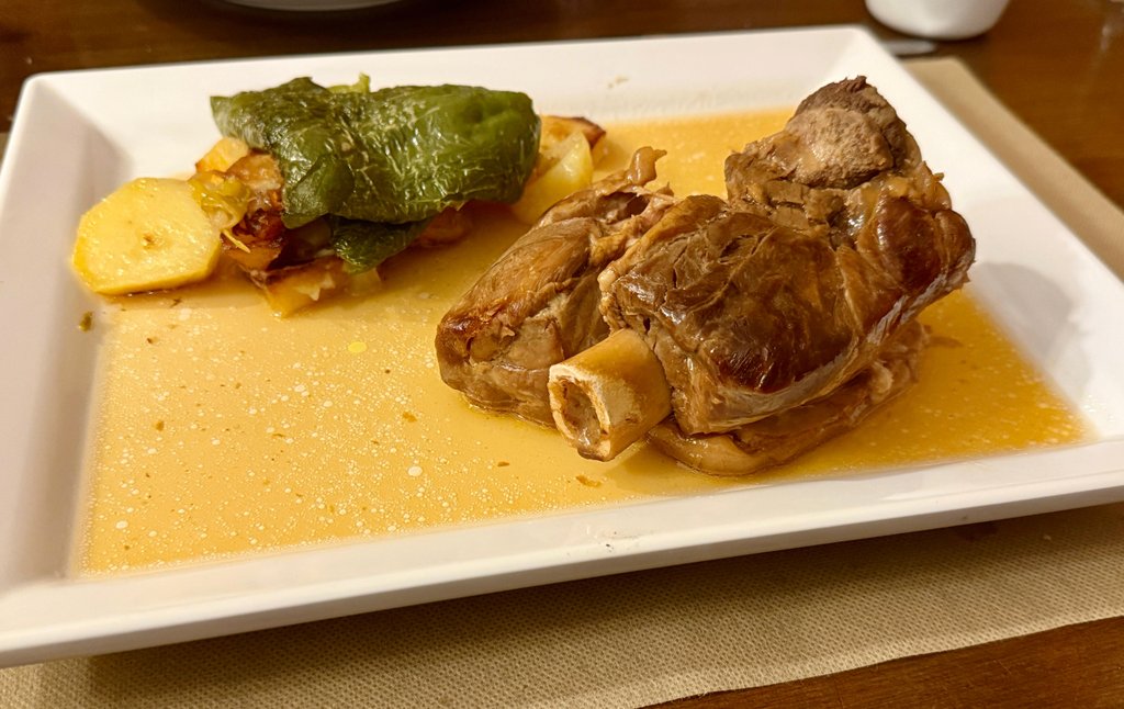 PepGranellTrave's tweet image. Nuestro amigo se ha decantado por un #codillo que estaba delicioso. 
Lo he probado y no recuerdo haber comido uno tan tierno
#restaurante Casa Mercedes
#Castellón 
Para repetir y no a muy tardar
#gastrolovers #Magdalena25 #vacaciones #gastronomía #Foodie #comer #gourmet #eating