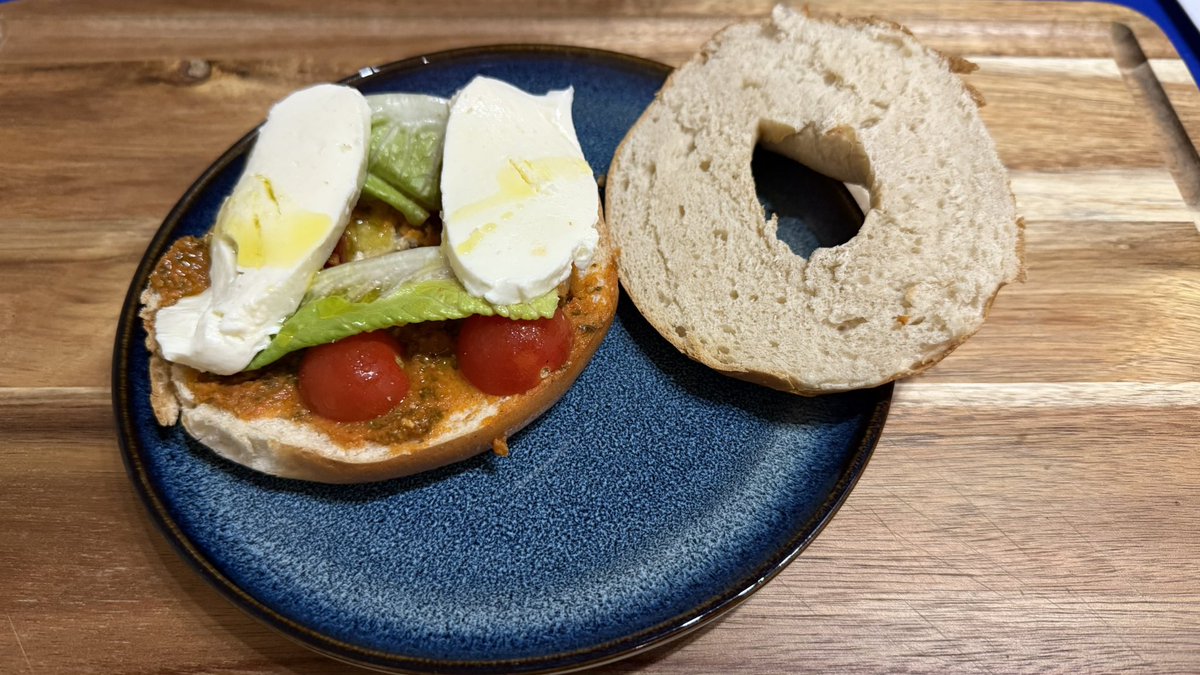 NickysKitchen24's tweet photo. Yes or No? warm bagel with red pesto sauce, cherry tomatoes, lettuce, mozzarella cheese topped with extra-virgin olive oil. #foodie #foodblogger #foodphotography #healthychoices #foodporn #tasty #bagels https://t.co/UEFt1EitTE